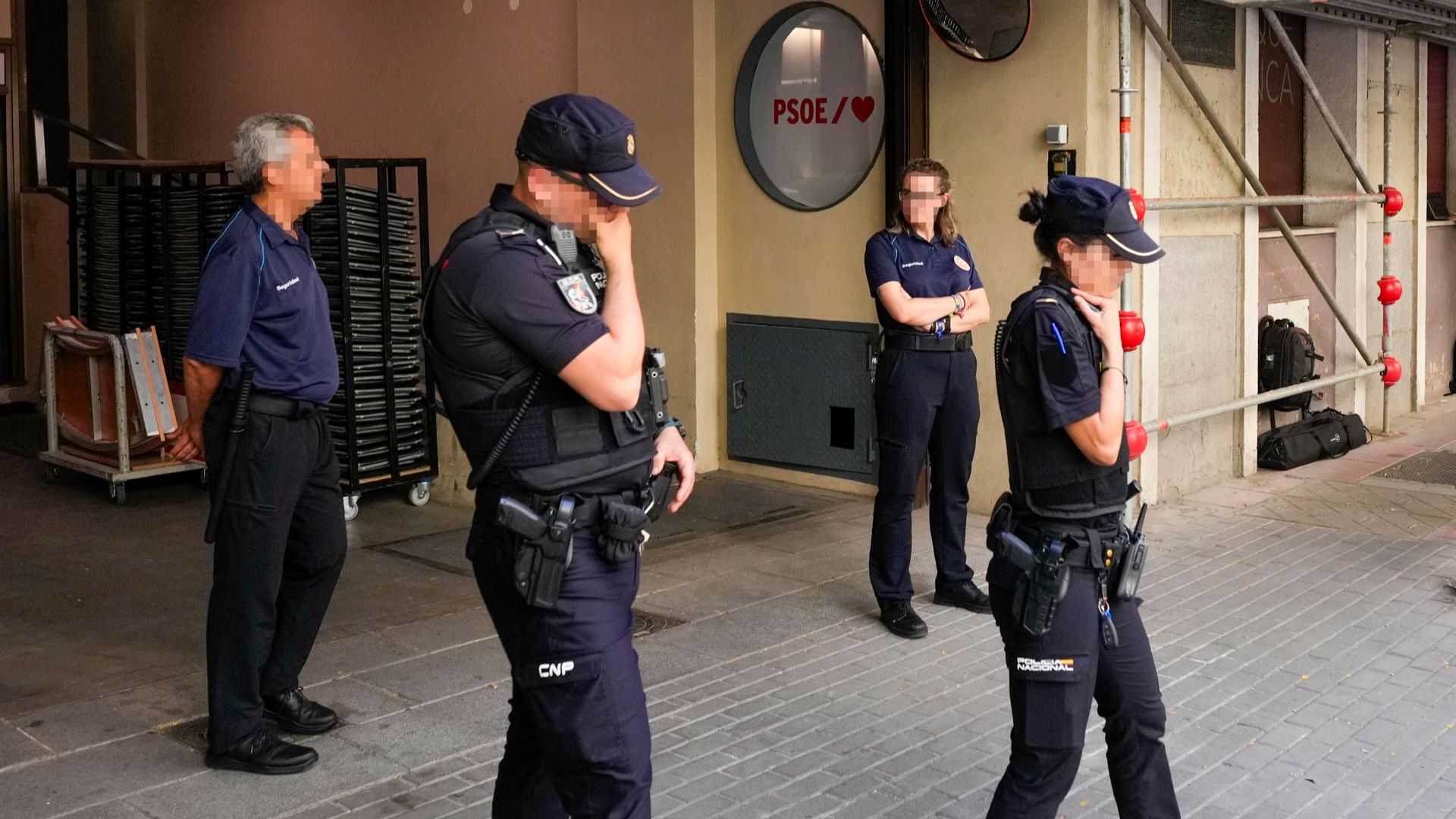 Policías en la sede del PSOE en la madrileña calle Ferraz.