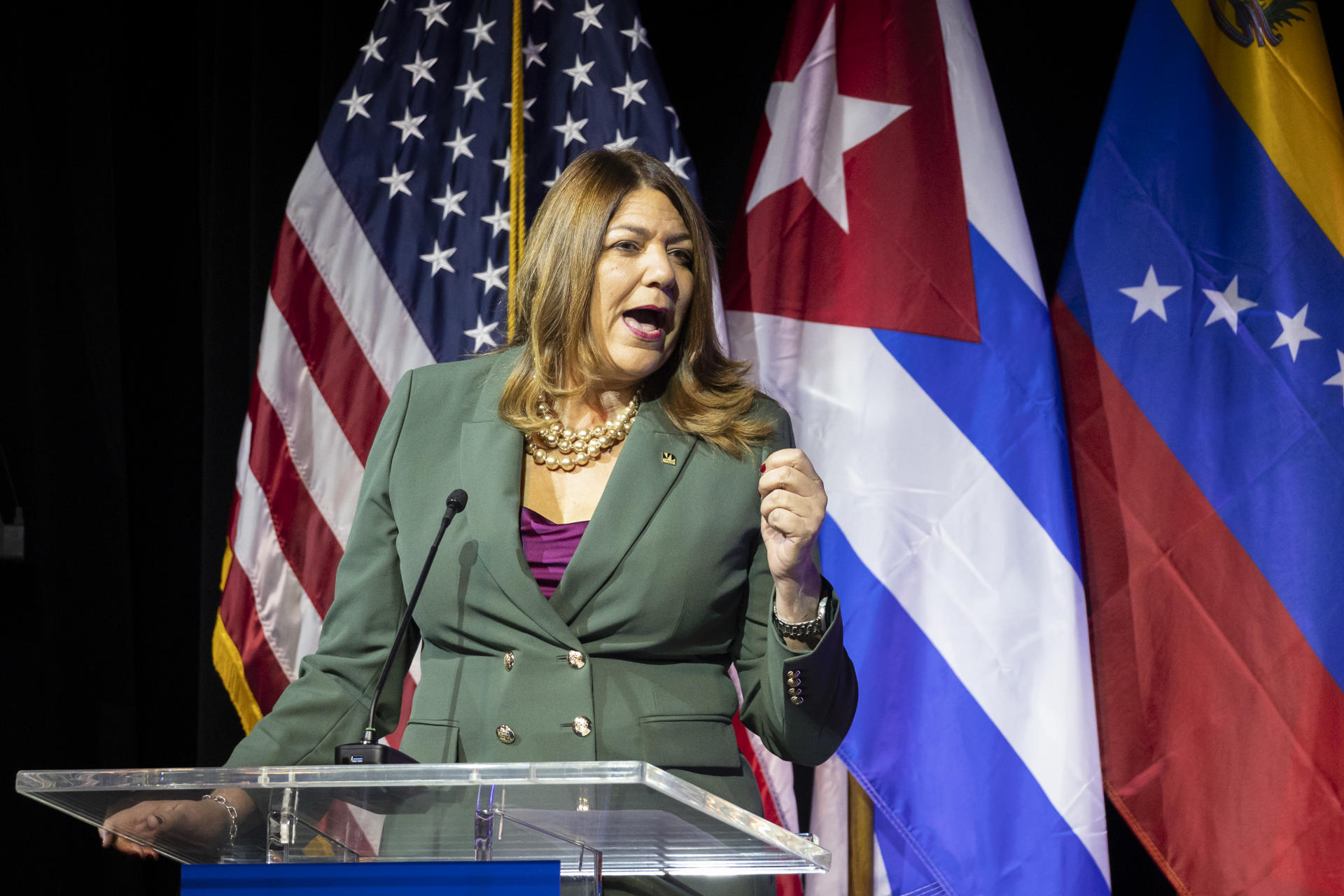 La presidenta de la universidad Miami-Dade College (MDC), Madeline Pumariega, habla durante el X Diáologo Presidencial sobre 'Latinoamérica y el fin de sus dictaduras' organizado por el Grupo IDEA este miércoles, en la sede de la universidad en Miami, Florida, (Estados Unidos). Expresidentes latinoamericanos del Grupo IDEA y líderes como la opositora venezolana María Corina Machado coincidieron este miércoles en prever que está próximo el fin del gobierno venezolano de Nicolás Maduro ante el creciente despliegue militar de Estados Unidos en el Caribe. EFE/ Marco Bello