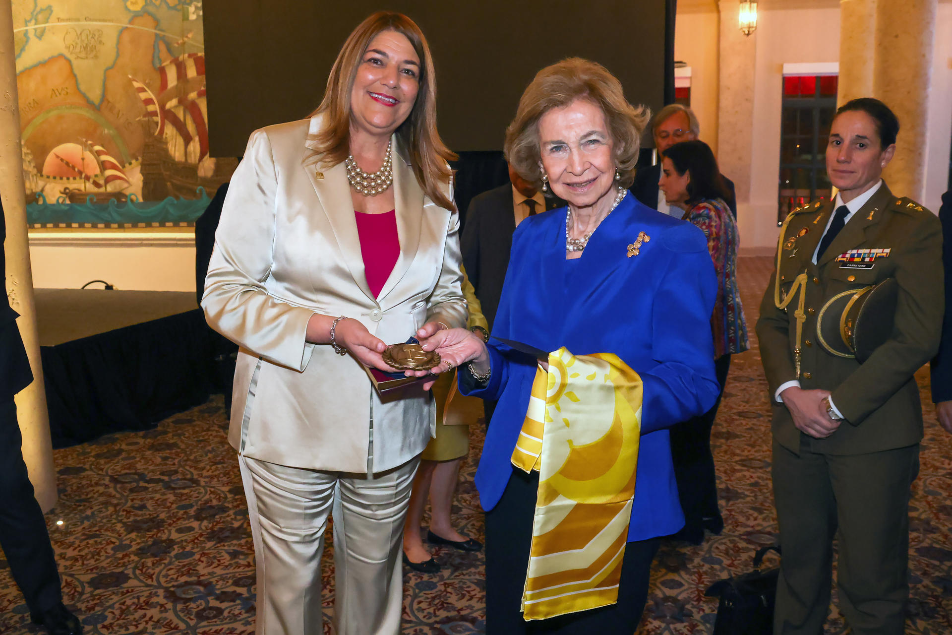 USA9246. MIAMI (ESTADOS UNIDOS), 20/03/2026.- La presidenta de la Universidad de Miami Dade College, Madeline Pumariega (i); entrega una medalla a la reina Sofía de España (d), durante el evento 'Florida, Cuba y el Caribe en la Revolución Americana" este viernes, en la Torre de la Libertad en Miami, Florida (EE.UU.). La reina Sofía de España inauguró en Miami la 'America&Spain250', una iniciativa académica que conmemora el aniversario 250 de la fundación de Estados Unidos y destaca las contribuciones de España a la Revolución Americana y la historia compartida entre ambos países, como parte de su visita de tres días a Florida. EFE/ Giorgio Viera