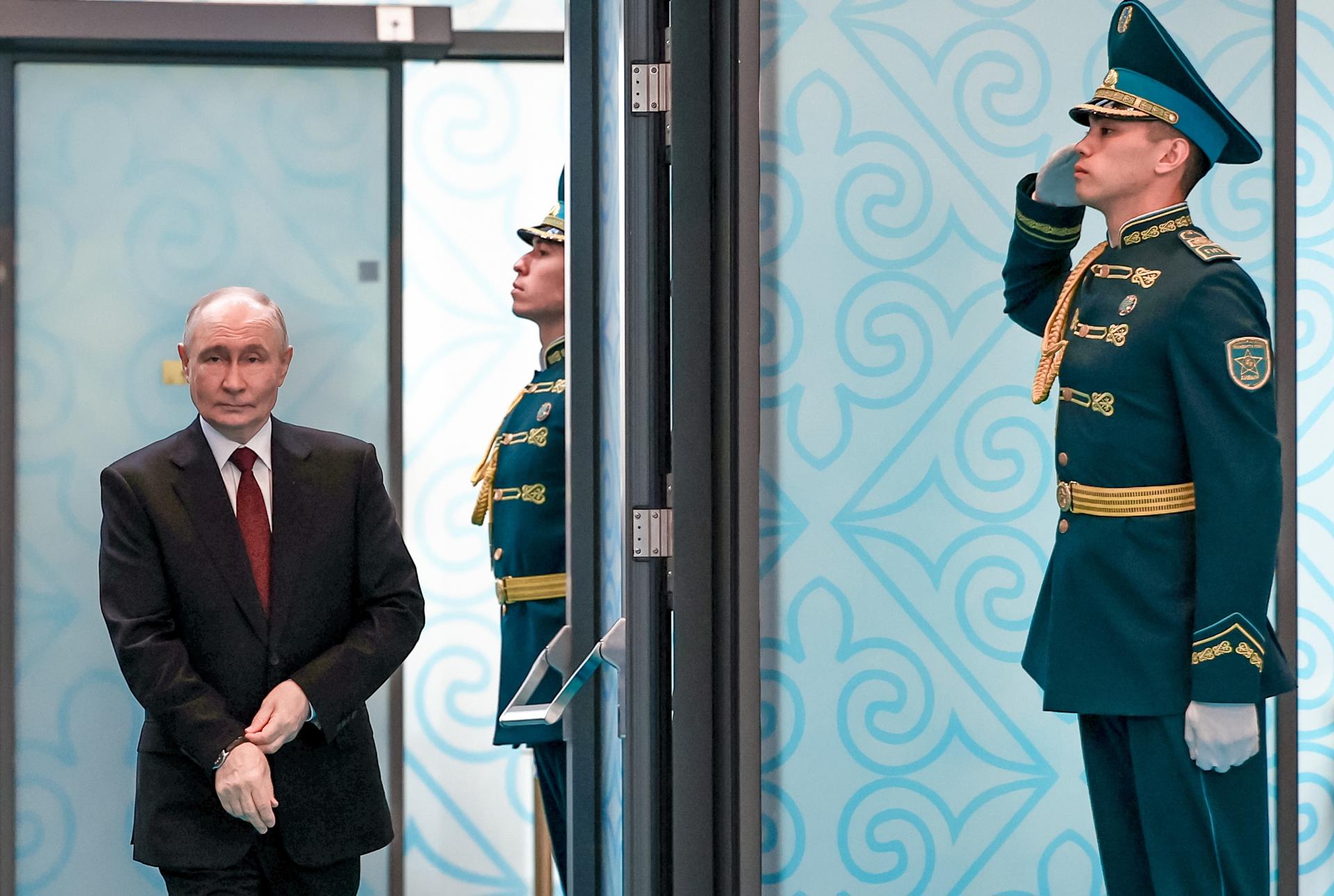 ASTANA (Kazakhstan), 29/05/2026.- Russian President Vladimir Putin arrives to attend a narrow-format meeting of the Supreme Eurasian Economic Council (SEEC) at the Palace of Independence in Astana, Kazakhstan, 29 May 2026. The Eurasian Economic Union (EAEU) involves five core member states that make up the union - Armenia, Belarus, Kazakhstan, Kyrgyzstan and Russia, as well as several observer states and strategic partner countries that attend and participate in its summits and forums. (Bielorrusia, Kazajstán, Kirguistán, Rusia) EFE/EPA/ALEXANDER KAZAKOV/KREMLIN / POOL MANDATORY CREDIT