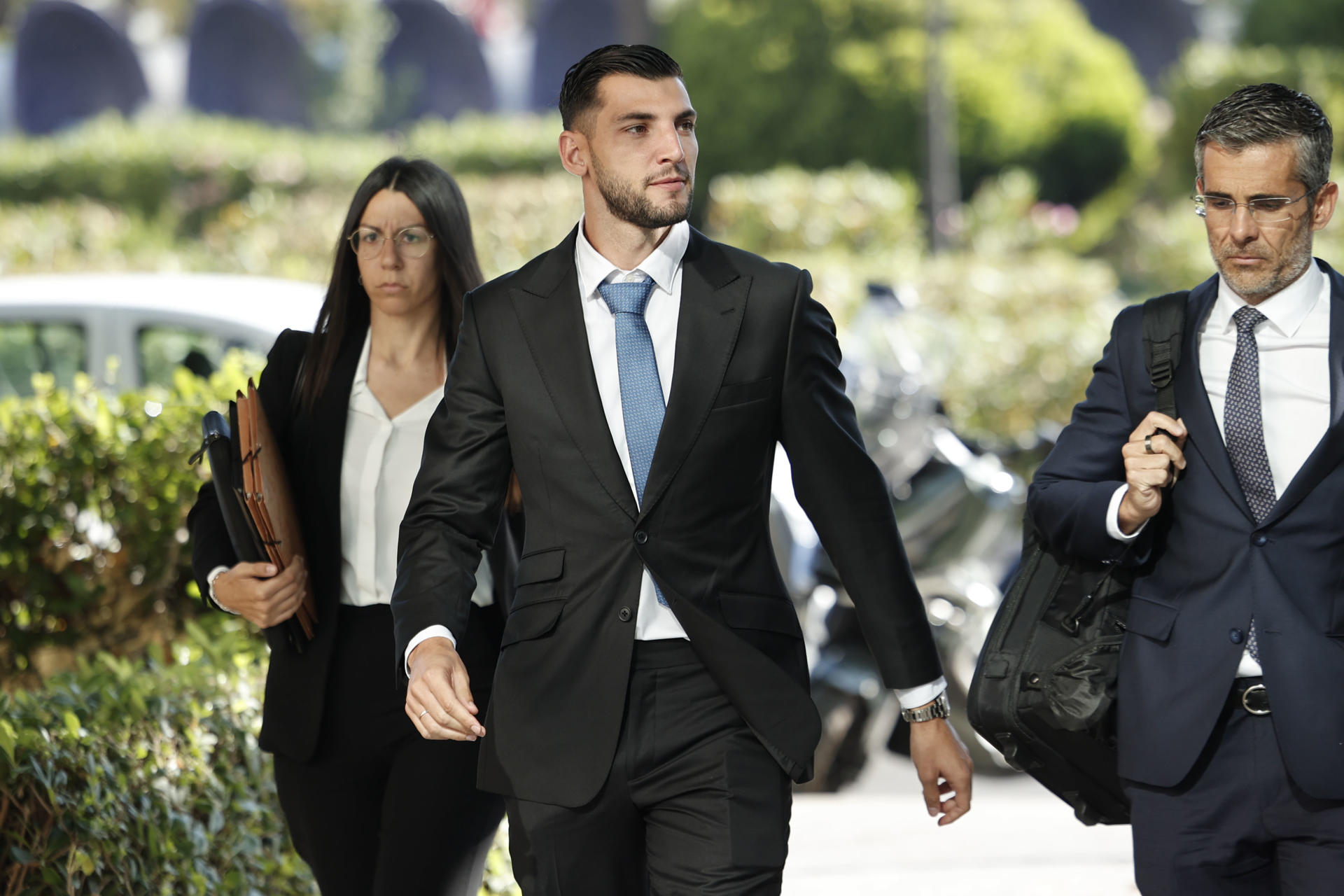 El futbolista Rafa Mir a su llegada a la Ciudad de la Justicia de Valencia