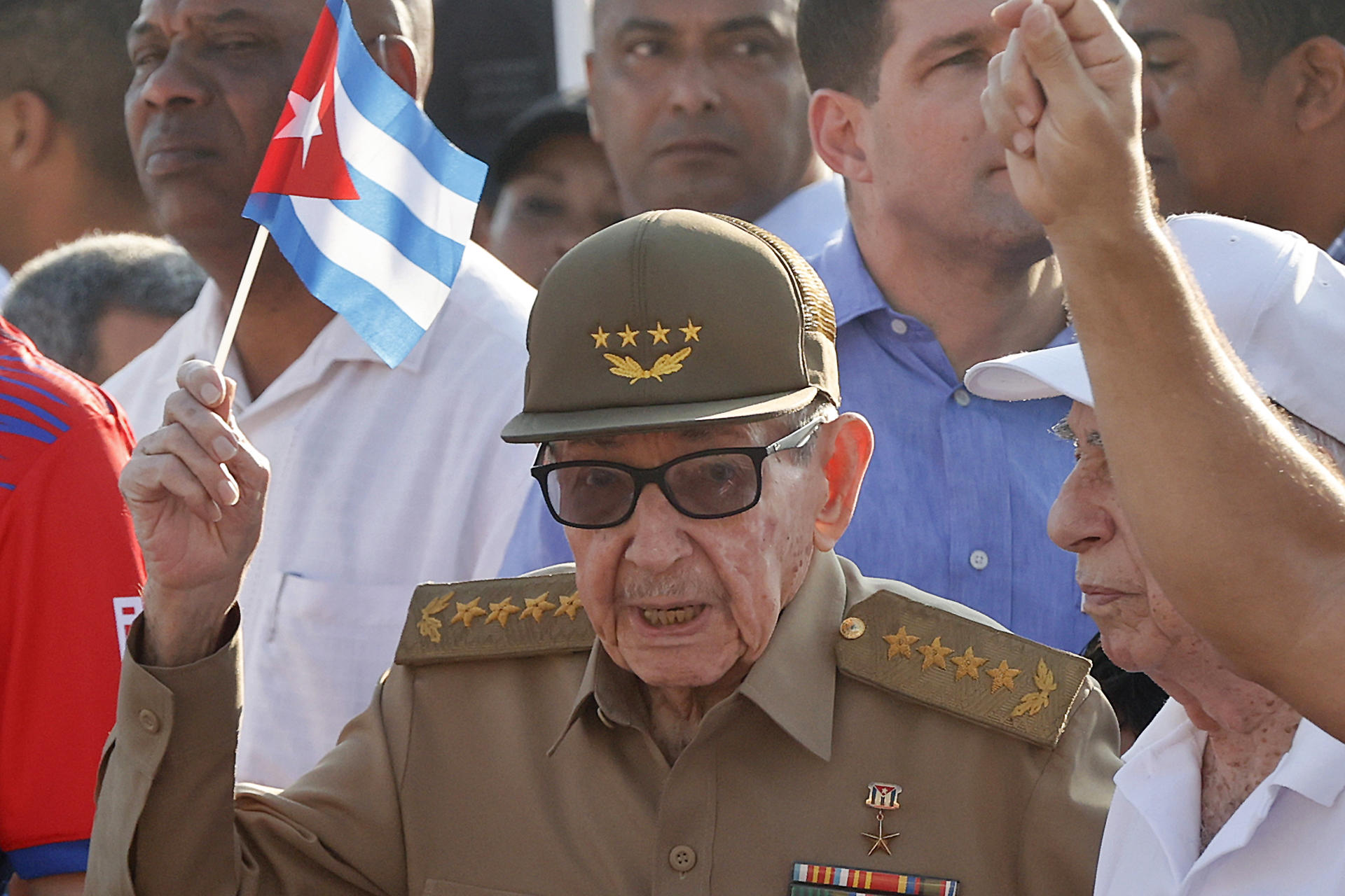 AME8302. BOGOTÁ (COLOMBIA), 20/05/2026.- Fotografía de archivo que muestra al expresidente de Cuba Raúl Castro sosteniendo una bandera de Cuba durante la conmemoración del Día Internacional del Trabajo en La Habana (Cuba). Estados Unidos imputó este miércoles a Castro los delitos de asesinato, conspiración para matar a estadounidenses y destrucción de una aeronave por la muerte de cuatro pilotos de la organización Hermanos al Rescate hace 30 años, según documentos judiciales. EFE/ Ernesto Mastrascusa/ ARCHIVO