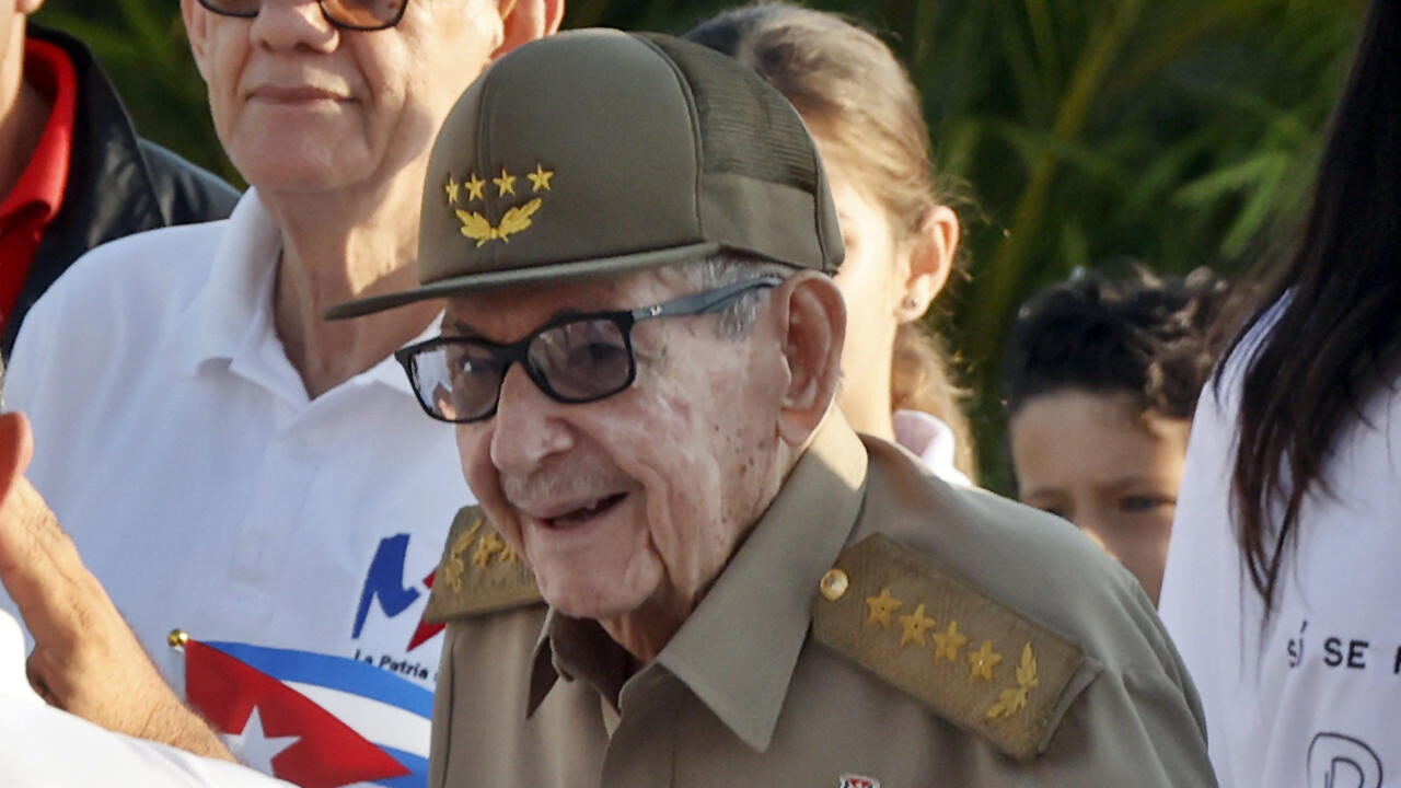 AME8301. LA HABANA (CUBA), 01/05/2026.- El expresidente de Cuba Raúl Castro (c) asiste a la conmemoración del Día Internacional del Trabajo este viernes, en La Habana (Cuba). Cuba celebra el primero de mayo con el foco puesto en las presiones de EE.UU. a la isla y la amenaza de una posible intervención militar, como lo evidencia el lema de las actividades oficiales "La patria se defiende". EFE/ Ernesto Mastrascusa