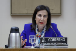 MADRID, 18/05/2026.- La ministra de Defensa, Margarita Robles, comparece para informar sobre las decisiones adoptadas por el Gobierno ante la guerra en Oriente Próximo y su reciente viaje a Ucrania, este lunes en Madrid. EFE/ Mariscal