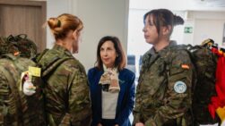 La ministra junto a mujeres militares en su despedida