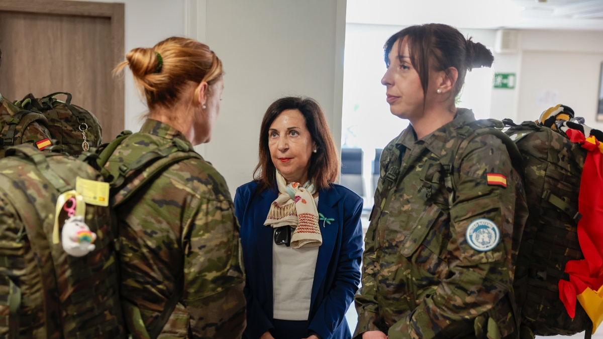 La ministra junto a mujeres militares en su despedida