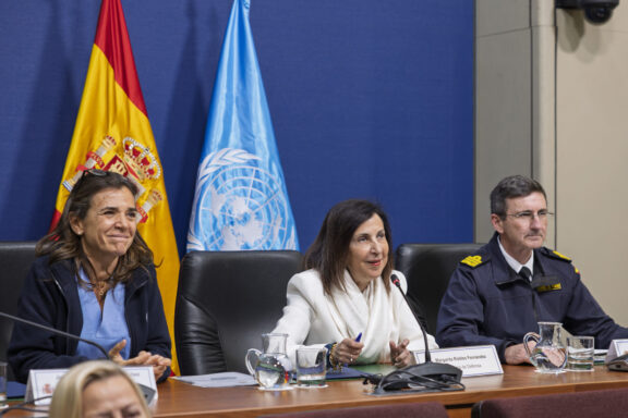 La ministra de Defensa, Margarita Robles, en la reunión con el contingente español en el Líbano