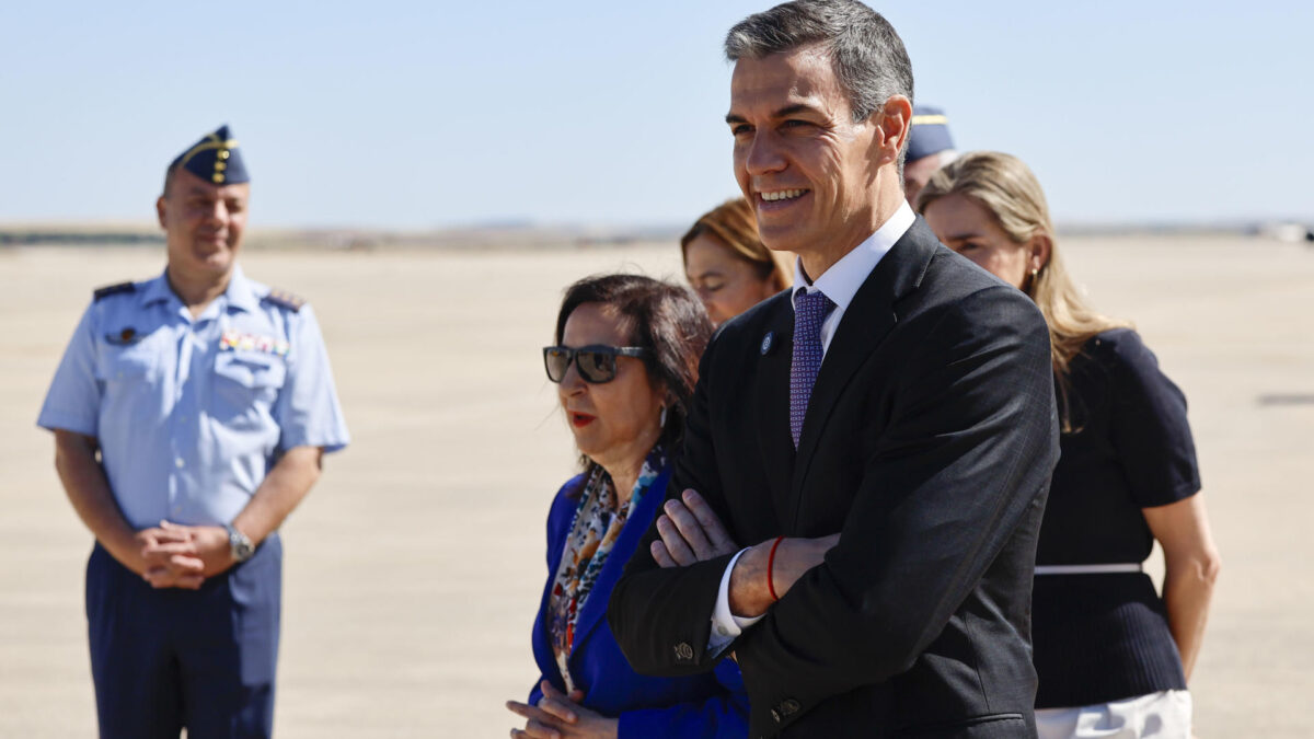 TORREJÓN DE ARDOZ (MADRID), 21/05/2026.- El presidente del Gobierno, Pedro Sánchez, la vicepresidenta tercera y ministra para la Transición Ecológica y el Reto Demográfico, Sara Aagesen, la ministra de Defensa, Margarita Robles y la secretaria general de Protección Civil y Emergencias en el Ministerio del Interior, Virginia Barcones antes de la presentación de la campaña de lucha contra incendios forestales 2026 este jueves en la sede del cuartel general de la Unión Militar de Emergencias (UME), en la base aérea de Torrejón de Ardoz (Madrid). EFE/ Mariscal