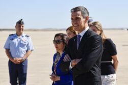 TORREJÓN DE ARDOZ (MADRID), 21/05/2026.- El presidente del Gobierno, Pedro Sánchez, la vicepresidenta tercera y ministra para la Transición Ecológica y el Reto Demográfico, Sara Aagesen, la ministra de Defensa, Margarita Robles y la secretaria general de Protección Civil y Emergencias en el Ministerio del Interior, Virginia Barcones antes de la presentación de la campaña de lucha contra incendios forestales 2026 este jueves en la sede del cuartel general de la Unión Militar de Emergencias (UME), en la base aérea de Torrejón de Ardoz (Madrid). EFE/ Mariscal