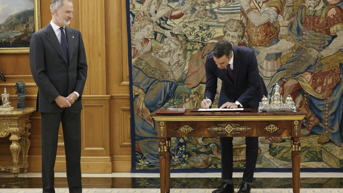 MADRID, 19/05/2026.- El rey Felipe VI (i) y el presidente del Gobierno, Pedro Sánchez (d), durante la ceremonia celebrada, este martes en el Palacio de la Zarzuela para sancionar la reforma del apartado 3 del artículo 69 de la Constitución Española para que Formentera sea incluida en el listado de circunscripciones insulares en las elecciones a la Cámara Alta de forma separada a Ibiza. EFE/Chema Moya