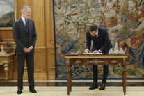 MADRID, 19/05/2026.- El rey Felipe VI (i) y el presidente del Gobierno, Pedro Sánchez (d), durante la ceremonia celebrada, este martes en el Palacio de la Zarzuela para sancionar la reforma del apartado 3 del artículo 69 de la Constitución Española para que Formentera sea incluida en el listado de circunscripciones insulares en las elecciones a la Cámara Alta de forma separada a Ibiza. EFE/Chema Moya