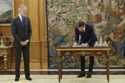 MADRID, 19/05/2026.- El rey Felipe VI (i) y el presidente del Gobierno, Pedro Sánchez (d), durante la ceremonia celebrada, este martes en el Palacio de la Zarzuela para sancionar la reforma del apartado 3 del artículo 69 de la Constitución Española para que Formentera sea incluida en el listado de circunscripciones insulares en las elecciones a la Cámara Alta de forma separada a Ibiza. EFE/Chema Moya