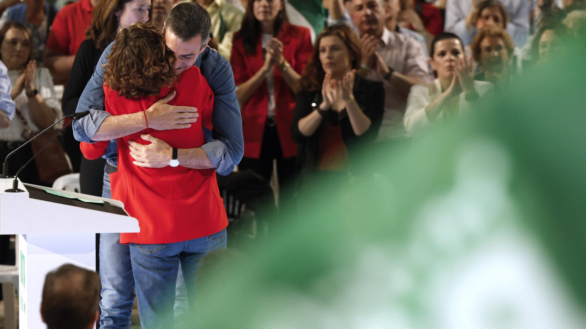 SEVILLA, 15/05/2026.- El presidente del Gobierno Pedro Sánchez saluda a la candidata María Jesús Montero durante el cierre de campaña electoral que los socialistas celebran hoy viernes en Sevilla. EFE/Julio Muñoz