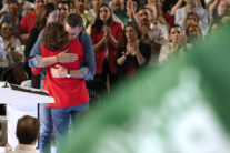 SEVILLA, 15/05/2026.- El presidente del Gobierno Pedro Sánchez saluda a la candidata María Jesús Montero durante el cierre de campaña electoral que los socialistas celebran hoy viernes en Sevilla. EFE/Julio Muñoz