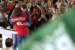 SEVILLA, 15/05/2026.- El presidente del Gobierno Pedro Sánchez saluda a la candidata María Jesús Montero durante el cierre de campaña electoral que los socialistas celebran hoy viernes en Sevilla. EFE/Julio Muñoz