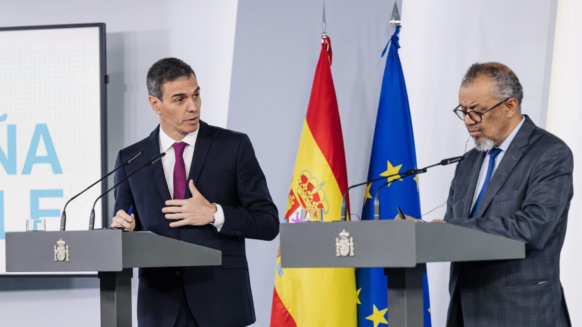 El presidente del Gobierno, Pedro Sánchez, y el director general de la OMS, Tedros Adhanom Ghebreyesus.