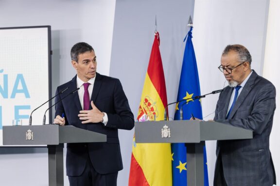 El presidente del Gobierno, Pedro Sánchez, y el director general de la OMS, Tedros Adhanom Ghebreyesus.