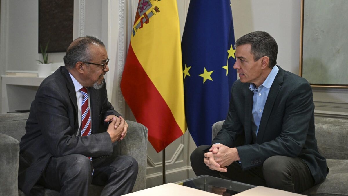 MADRID, 09/05/2026.- El presidente del Gobierno, Pedro Sánchez (d), ha mantenido este sábado un encuentro con el director general de la OMS, Tedros Adhanom Ghebreyesus, en el Complejo de la Moncloa. "Esto no es otra covid", afirmó este sábado el director general de la Organización Mundial de la Salud (OMS), Tedros Adhanom Guebreyesus, a la población de Tenerife (España), a cuyas costas llegará en unas horas el crucero donde se ha declarado un brote de hantavirus. EFE/ Pool Moncloa/Borja Puig De La Bellacasa/SÓLO USO EDITORIAL/SÓLO DISPONIBLE PARA ILUSTRAR LA NOTICIA QUE ACOMPAÑA (CRÉDITO OBLIGATORIO)