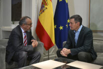 MADRID, 09/05/2026.- El presidente del Gobierno, Pedro Sánchez (d), ha mantenido este sábado un encuentro con el director general de la OMS, Tedros Adhanom Ghebreyesus, en el Complejo de la Moncloa. "Esto no es otra covid", afirmó este sábado el director general de la Organización Mundial de la Salud (OMS), Tedros Adhanom Guebreyesus, a la población de Tenerife (España), a cuyas costas llegará en unas horas el crucero donde se ha declarado un brote de hantavirus. EFE/ Pool Moncloa/Borja Puig De La Bellacasa/SÓLO USO EDITORIAL/SÓLO DISPONIBLE PARA ILUSTRAR LA NOTICIA QUE ACOMPAÑA (CRÉDITO OBLIGATORIO)