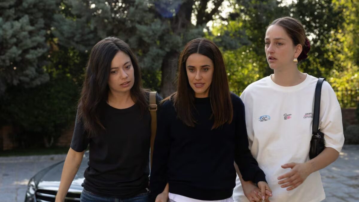 La serie 'Se tiene que morir mucha gente', de Movistar+, está protagonizada por Anna Castillo, Macarena García y Laura Weissmahr