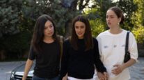 La serie 'Se tiene que morir mucha gente', de Movistar+, está protagonizada por Anna Castillo, Macarena García y Laura Weissmahr