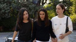 La serie 'Se tiene que morir mucha gente', de Movistar+, está protagonizada por Anna Castillo, Macarena García y Laura Weissmahr