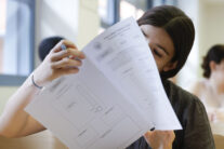 MADRID, 03/06/2025.- Una estudiante ojea el examen mientras se enfrenta a la Prueba de Acceso a la Universidad (PAU) en la Universidad Complutense de Madrid este martes. Decenas de miles de alumnos de Bachillerato, aunque también procedentes de Formación Profesional y Artística, estrenan este martes una Prueba de Acceso a la Universidad (PAU) que por primera vez evaluará no solo los conocimientos adquiridos sino también la madurez de los estudiantes. EFE/ Juan Carlos Hidalgo