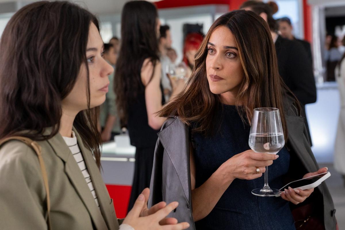 Anna Castillo y Macarena García en la serie 'Se tiene que morir mucha gente'