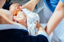 La función de la matrona es fundamental en la maternidad. Shutterstock