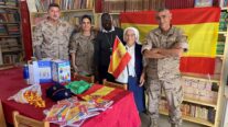 Sor Hortensia junto a militares españoles