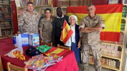 Sor Hortensia junto a militares españoles