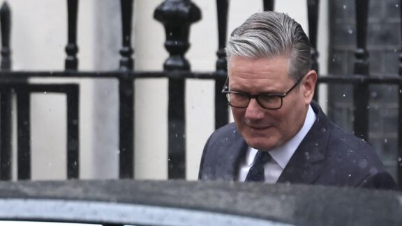 LONDON (United Kingdom), 13/05/2026.- Britain's Prime Minister Keir Starmer departs for the State Opening of Parliament from Downing Street in London, Britain, 13 May 2026. The State Opening of Parliament is a ceremonial event, which formally marks the start of the new parliamentary session and sets out the government's agenda for the coming year. (Reino Unido, Londres) EFE/EPA/NEIL HALL