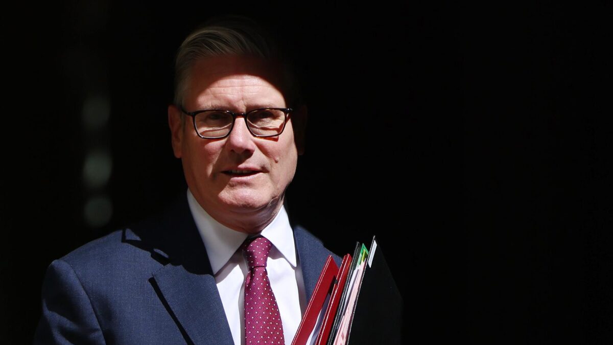 LONDON (United Kingdom), 29/04/2026.- British Prime Minister Keir Starmer departs 10 Downing Street for Prime Minister's Questions in London, Britain, 29 April 2026. (Reino Unido, Londres) EFE/EPA/ANDY RAIN