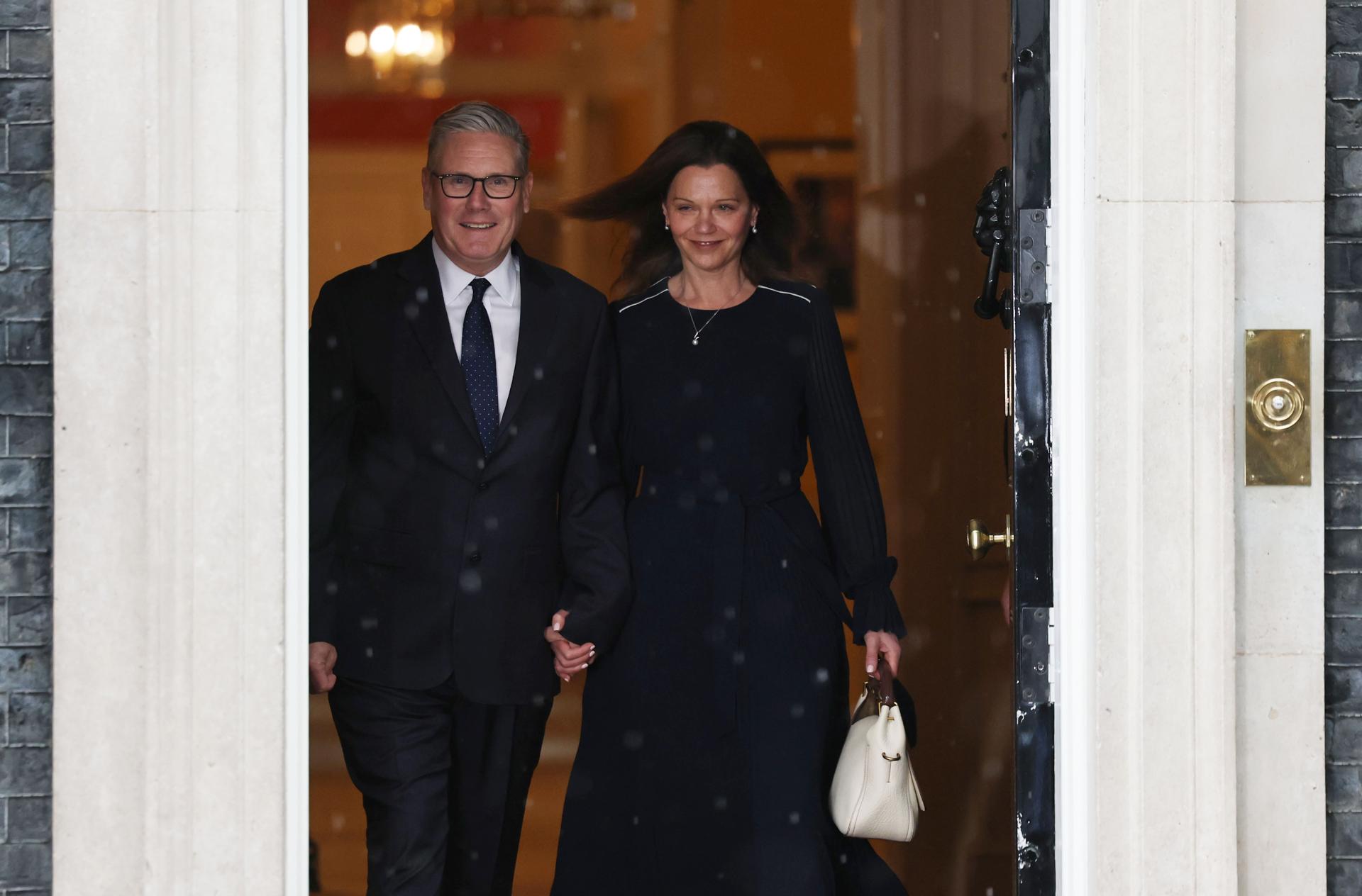 LONDON (United Kingdom), 13/05/2026.- Britain's Prime Minister Keir Starmer (L) and his wife Victoria depart for the State Opening of Parliament from Downing Street in London, Britain, 13 May 2026. The State Opening of Parliament is a ceremonial event, which formally marks the start of the new parliamentary session and sets out the government's agenda for the coming year. (Reino Unido, Londres) EFE/EPA/NEIL HALL