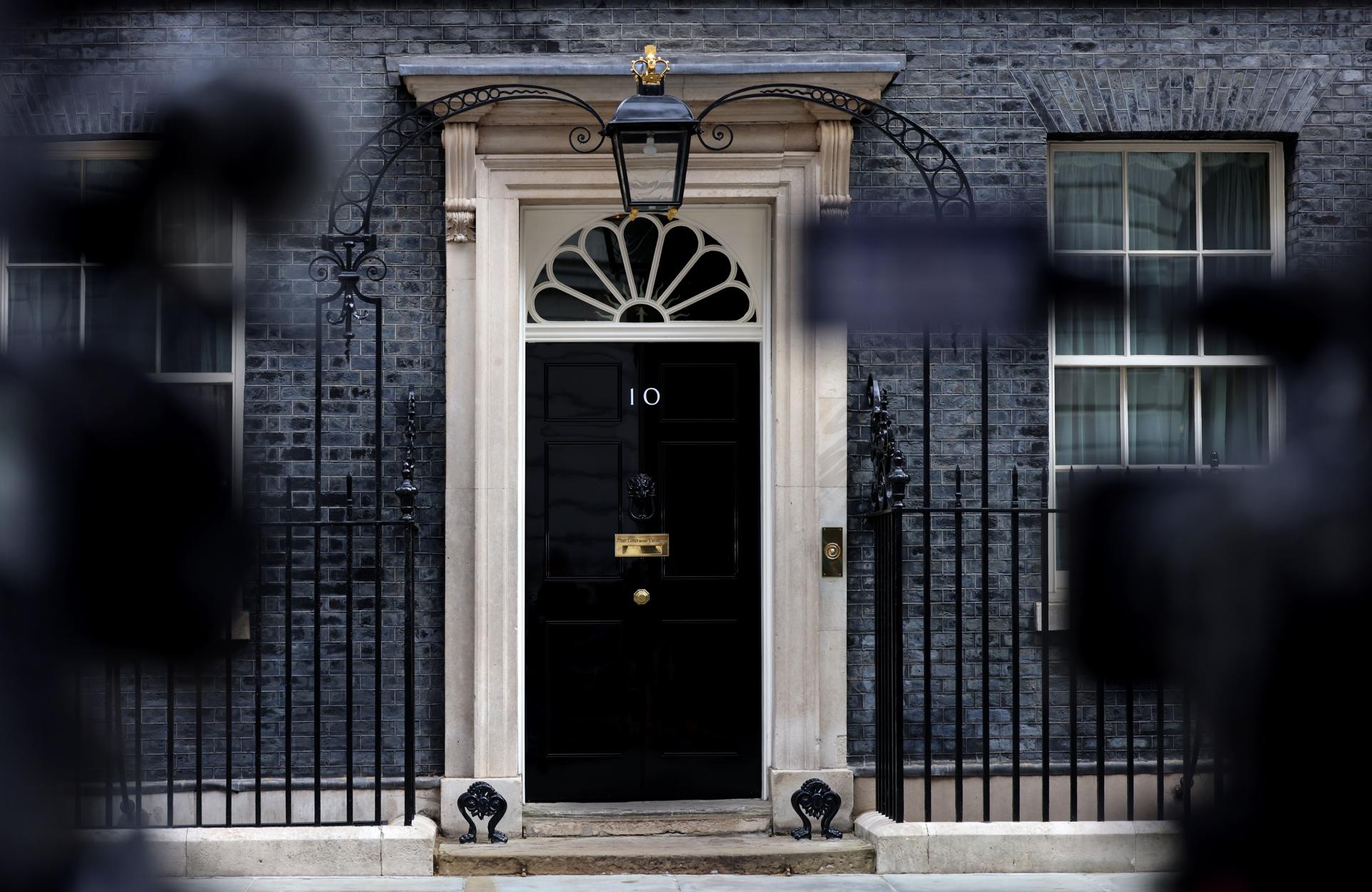 LONDON (United Kingdom), 15/05/2026.- Media cameras focus on 10 Downing Street in London, Britain, 15 May 2026. Speculation over British Prime Minister Keir Starmers leadership continues after British Health Secretary Wes Streetings resignation raised questions of a pending leadership contest. (Reino Unido, Londres) EFE/EPA/ANDY RAIN