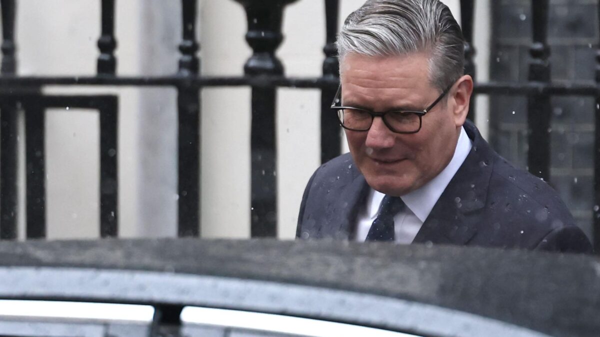 FOTODELDÍA LONDRES (Reino Unido), 13/05/2026.- El primer ministro británico, Keir Starmer, parte hacia la Apertura del Parlamento desde Downing Street en Londres, Reino Unido, este miércoles. La Apertura del Parlamento es un acto ceremonial que marca formalmente el inicio de la nueva sesión parlamentaria y establece la agenda del gobierno para el próximo año.EFE/ Neil Hall