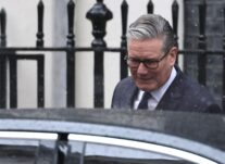 FOTODELDÍA LONDRES (Reino Unido), 13/05/2026.- El primer ministro británico, Keir Starmer, parte hacia la Apertura del Parlamento desde Downing Street en Londres, Reino Unido, este miércoles. La Apertura del Parlamento es un acto ceremonial que marca formalmente el inicio de la nueva sesión parlamentaria y establece la agenda del gobierno para el próximo año.EFE/ Neil Hall