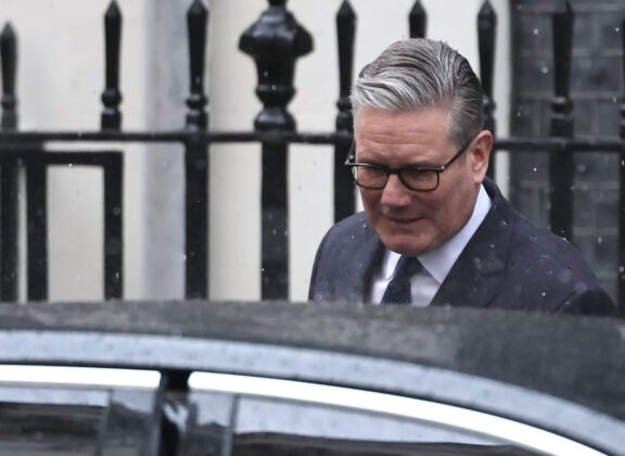 FOTODELDÍA LONDRES (Reino Unido), 13/05/2026.- El primer ministro británico, Keir Starmer, parte hacia la Apertura del Parlamento desde Downing Street en Londres, Reino Unido, este miércoles. La Apertura del Parlamento es un acto ceremonial que marca formalmente el inicio de la nueva sesión parlamentaria y establece la agenda del gobierno para el próximo año.EFE/ Neil Hall