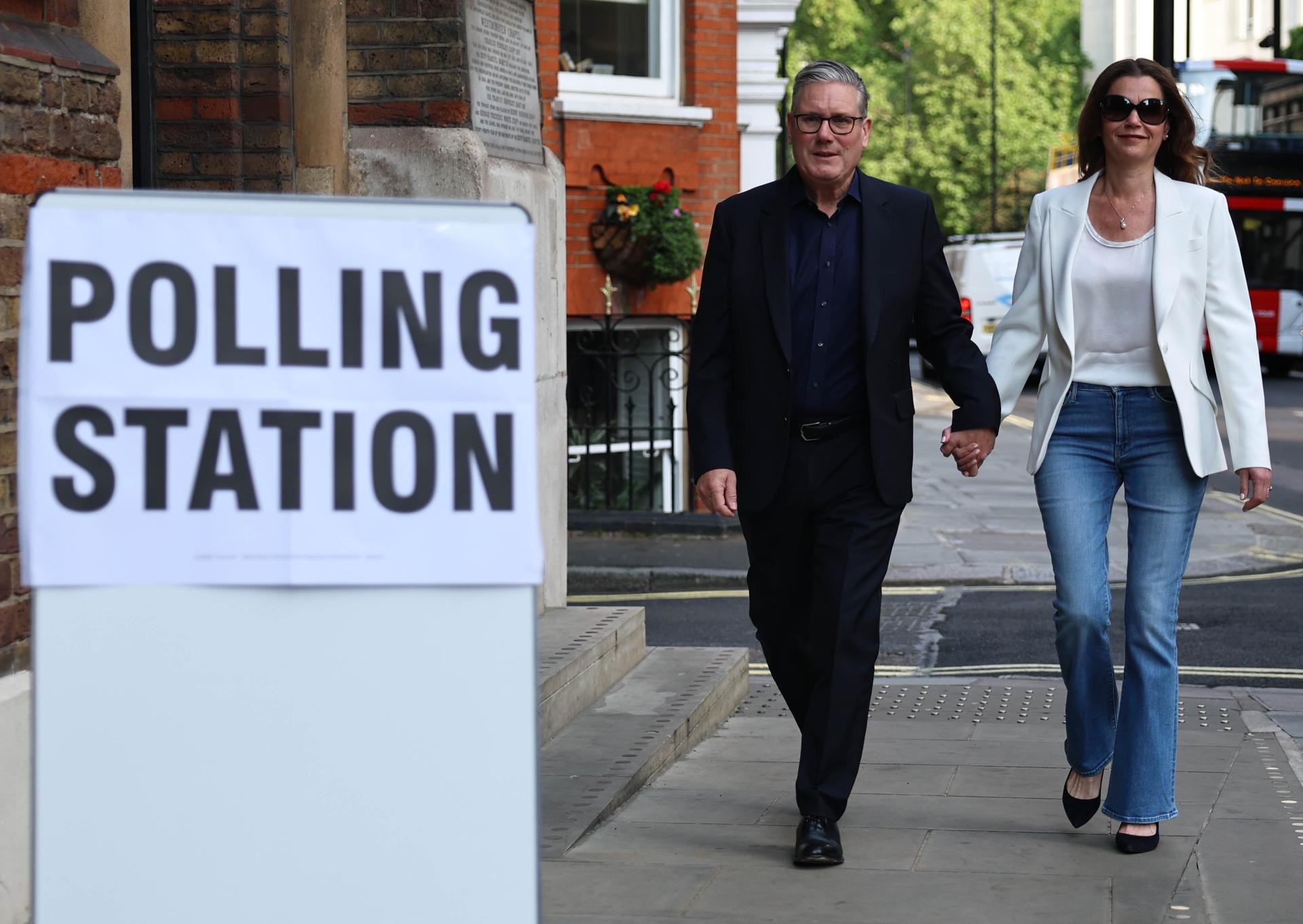 LONDON (United Kingdom), 07/05/2026.- Britain's Prime Minister Keir Starmer (L) and his wife Victoria (R) arrive at a polling station in London, Britain, 07 May 2026. Local elections take place across the United Kingdom on 07 May 2026. (Elecciones, Reino Unido, Londres) EFE/EPA/NEIL HALL