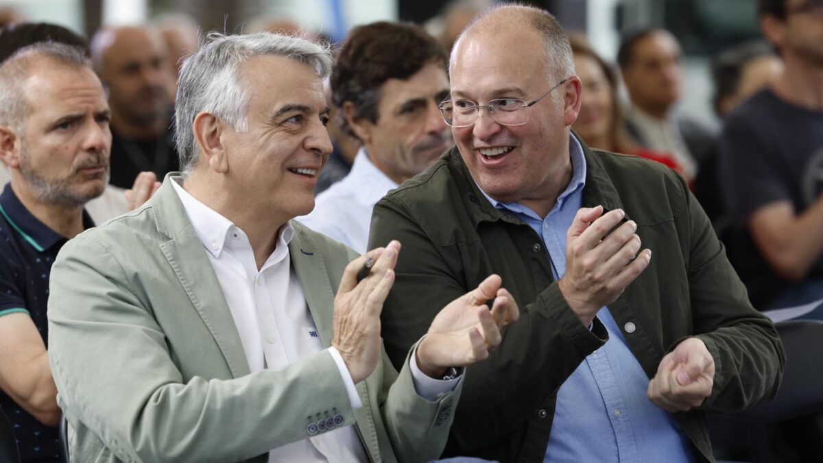 El secretario general del PP, Miguel Tellado, y el presidente del PP vasco, Aitor de Andres.