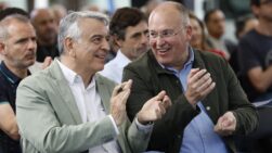 El secretario general del PP, Miguel Tellado, y el presidente del PP vasco, Aitor de Andres.