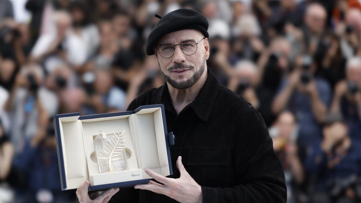 Cannes (France), 16/05/2026.- John Travolta poses with the Honorary Palme d'Or award during the photocall for 'Propeller One-Way Night Coach' during the 79th annual Cannes Film Festival, in Cannes, France, 16 May 2026. The film festival runs from 12 to 23 May 2026. (Cine, Francia) EFE/EPA/