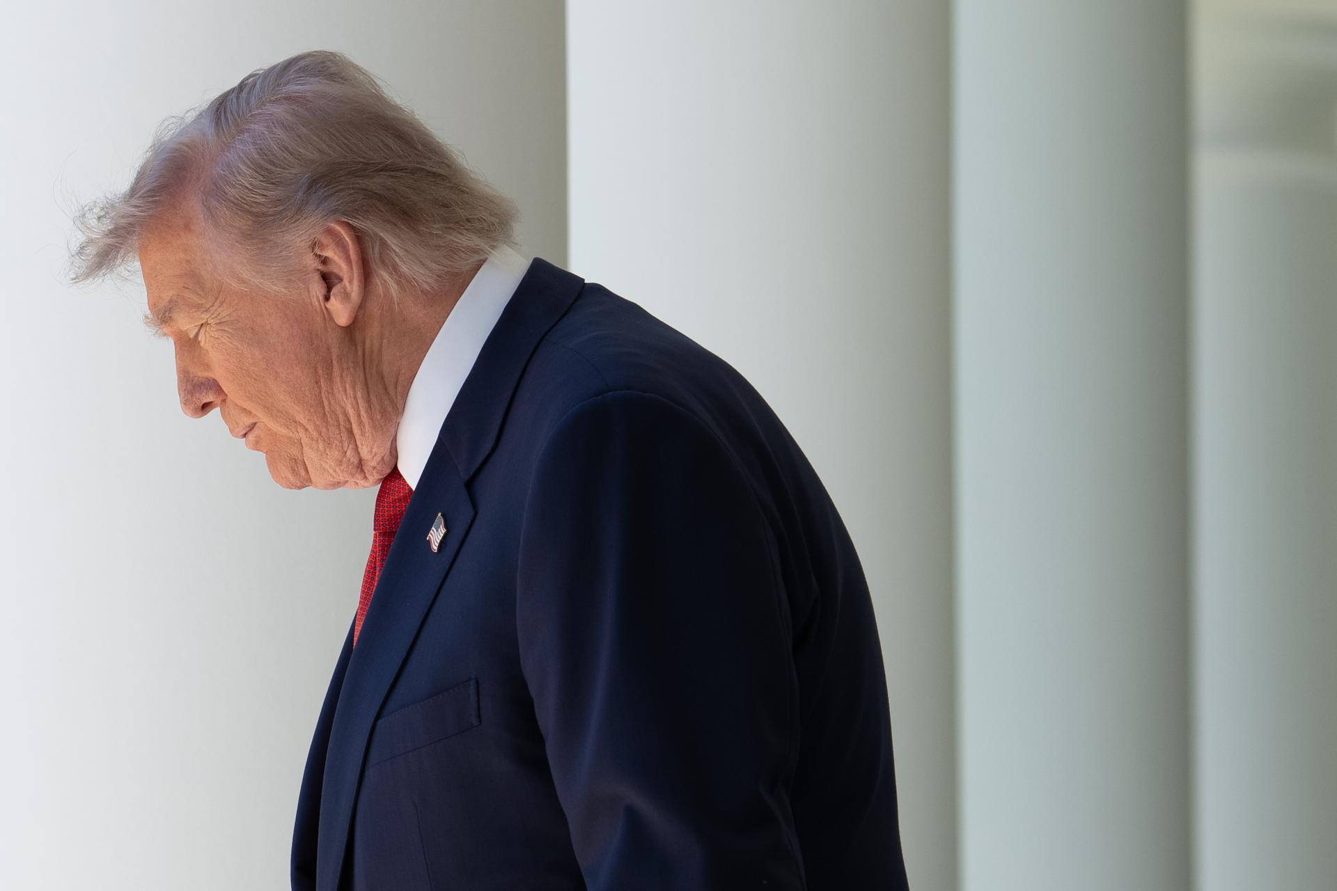 Washington (United States), 08/05/2026.- US President Donald J Trump arrives to make remarks at an event he is hosting for a group including Gold Star Mothers and Angel Mothers to honor Mothers Day 2026, in the Rose Garden of the White House in Washington, DC, USA, 08 May 2026. EFE/EPA/AARON SCHWARTZ / POOL