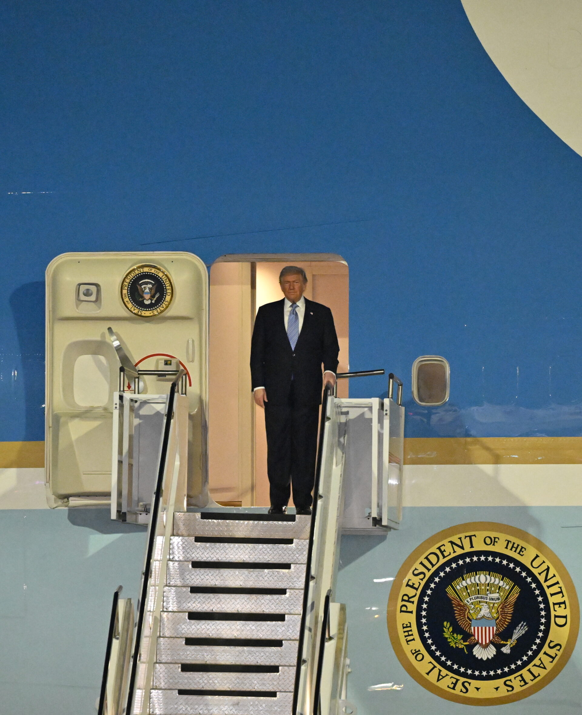 BEIJING (China), 13/05/2026.- US President Donald Trump arrives aboard Air Force One in Beijing, China, 13 May 2026. US President Trump arrived in Beijing for a high-stakes state visit running through 15 May. EFE/EPA/XINHUA / Yue Yuewei CHINA OUT