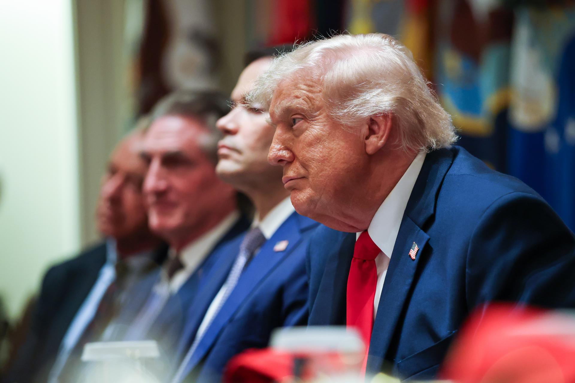 Washington (United States), 27/05/2026.- US President Donald Trump (R) participates in a Cabinet meeting in the Cabinet Room of the White House in Washington, DC, USA, 27 May 2026. Trump held the meeting with members of his Cabinet amid ongoing US-Iran negotiations. EFE/EPA/SAMUEL CORUM / POOL