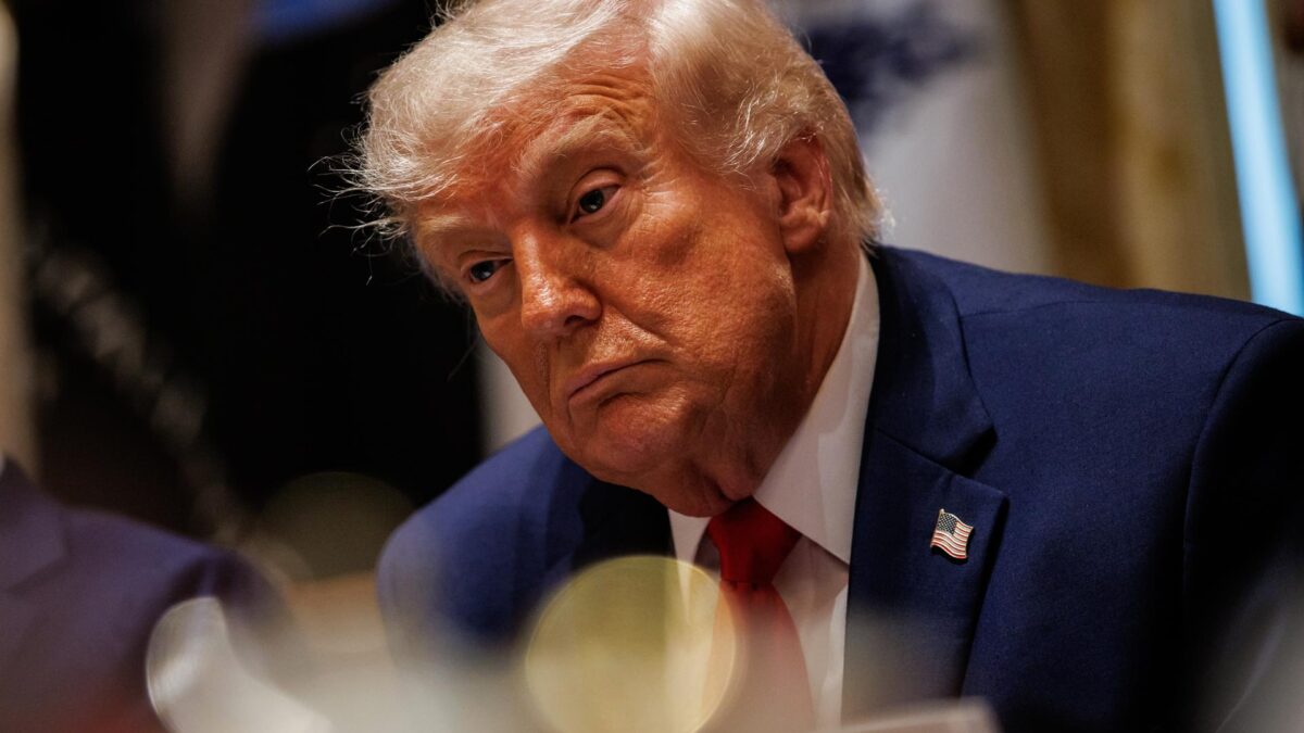 Washington (United States), 27/05/2026.- US President Donald Trump looks on during a Cabinet meeting in the Cabinet Room of the White House in Washington, DC, USA, 27 May 2026. Trump held the meeting with members of his Cabinet amid ongoing US-Iran negotiations. EFE/EPA/SAMUEL CORUM / POOL