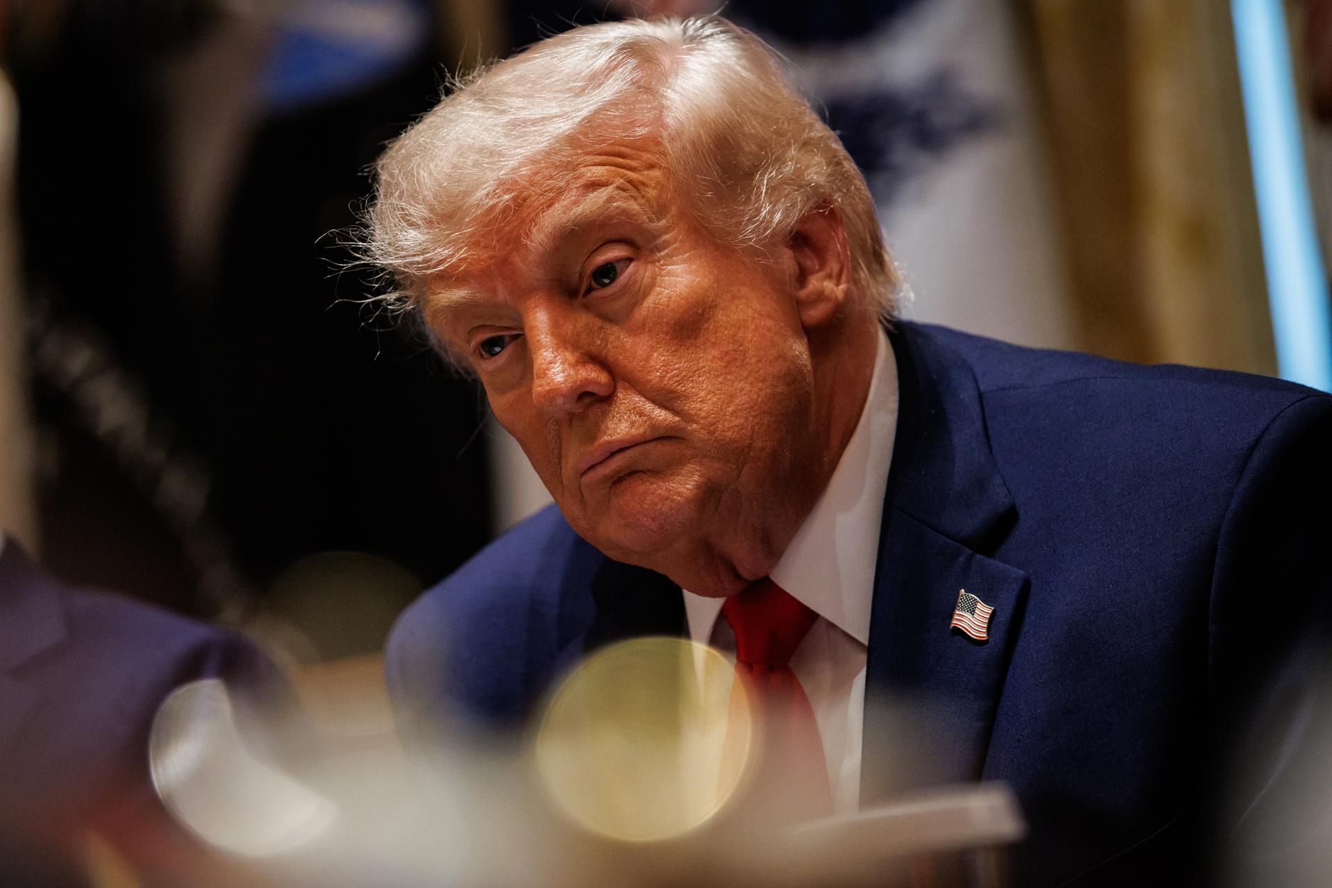 Washington (United States), 27/05/2026.- US President Donald Trump looks on during a Cabinet meeting in the Cabinet Room of the White House in Washington, DC, USA, 27 May 2026. Trump held the meeting with members of his Cabinet amid ongoing US-Iran negotiations. EFE/EPA/SAMUEL CORUM / POOL