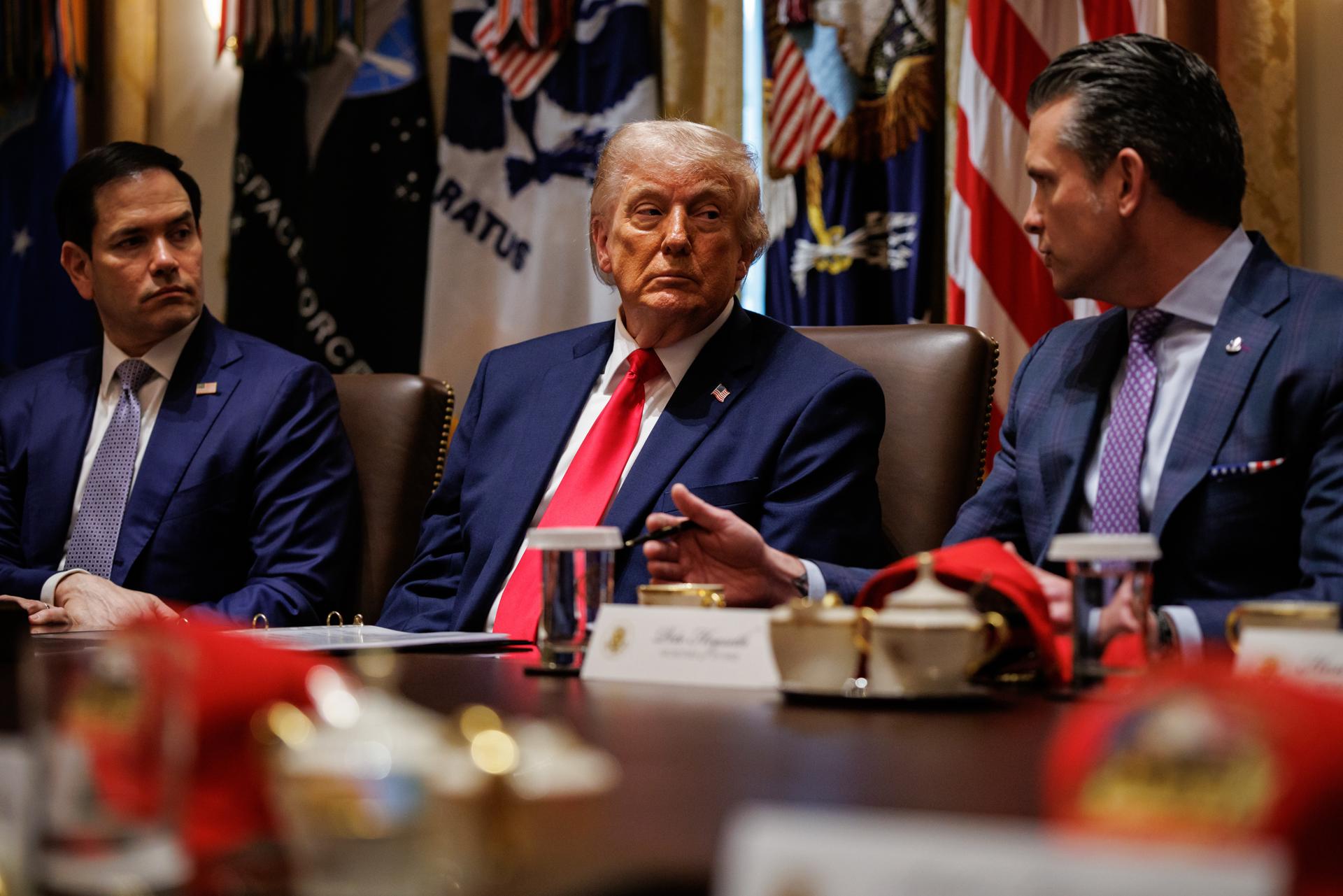 Washington (United States), 27/05/2026.- US President Donald Trump (C) and US Secretary of State Marco Rubio (L) listen as US Secretary of Defense Pete Hegseth (R) speaks during a Cabinet meeting in the Cabinet Room of the White House in Washington, DC, USA, 27 May 2026. Trump held the meeting with members of his Cabinet amid ongoing US-Iran negotiations. EFE/EPA/SAMUEL CORUM / POOL