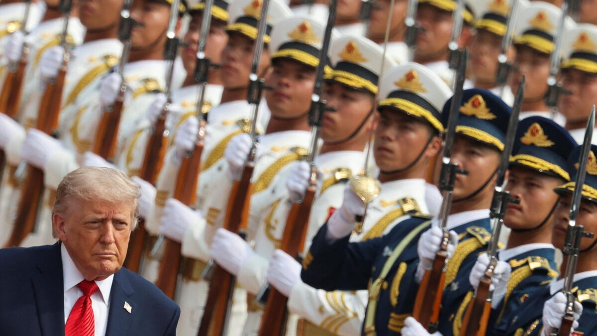 BEIJING (China), 14/05/2026.- U.S. President Donald Trump inspects an honour guard during a welcome ceremony at the Great Hall of the People in Beijing, China, 14 May 2026. EFE/EPA/Maxim Shemetov / POOL