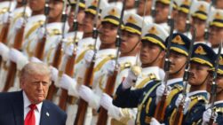 BEIJING (China), 14/05/2026.- U.S. President Donald Trump inspects an honour guard during a welcome ceremony at the Great Hall of the People in Beijing, China, 14 May 2026. EFE/EPA/Maxim Shemetov / POOL